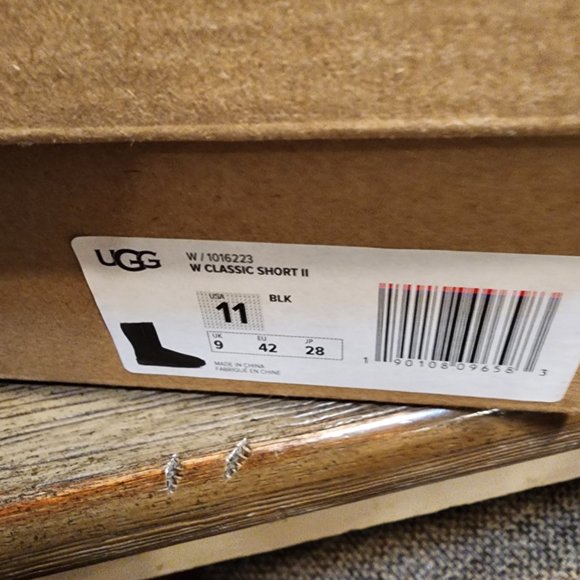 UGG Womens Classic Short II, NWT Black Size 11 - Picture 9 of 12